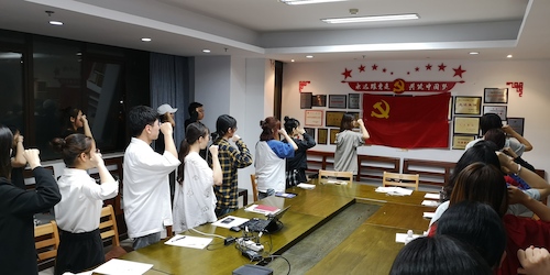 图4：日本无码a片
毕业生党员及在校生党员集体入党宣誓